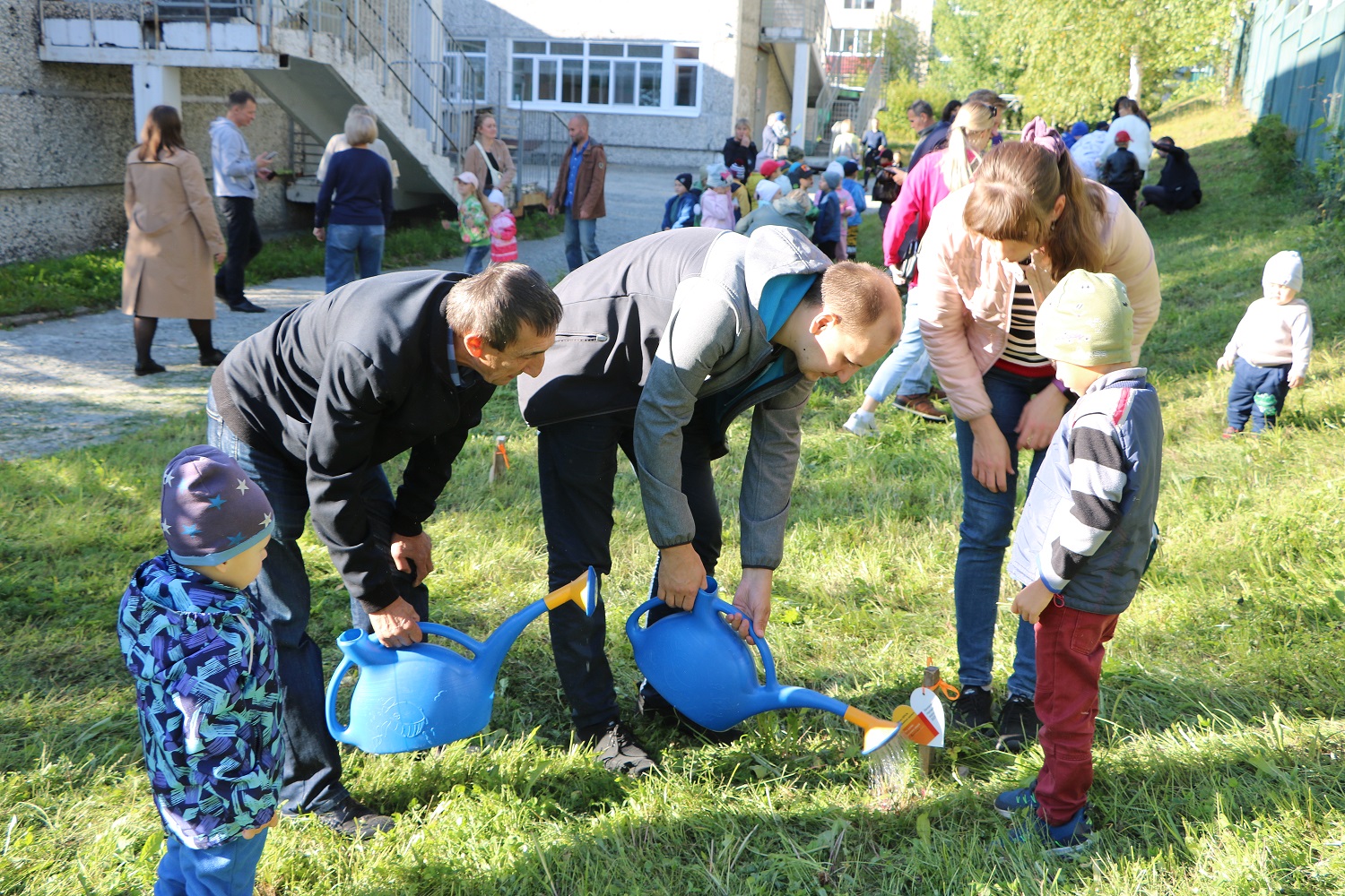 Фото - ЕВРАЗ провел в Качканаре экологические акции «Семейное дерево» и «Клумба своими руками»